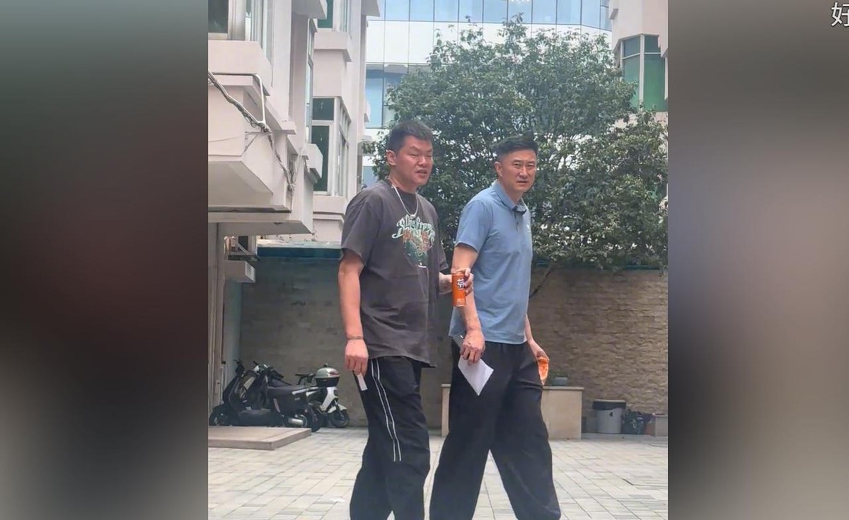 陈海涛知错能改！这四个字今天在球迷群里传得比比分还快。
10月22日广东主场打广厦前，广东男篮体育媒体人放出消息，朱芳雨应邀前往现场观战。同一批消息里还夹着两句话，一句说陈海涛认识到过去决定有问题，一句说朱芳雨可能回任。俱乐部没有发过任何一个字确认这两件事。朱芳雨现在的身份写得很死，荣誉顾问，公告措