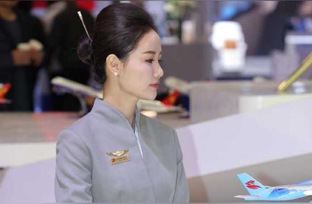 职场女性：高颜值空姐的优雅格调