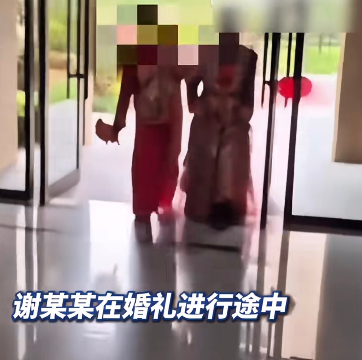 #去世新郎家属透露新娘状态很不好#
很多人办喜事都会比较忌讳婚礼当天跑医院，但凡能扛得住，大概率都会硬撑完婚礼再去看病。

新郎在大喜之日直接撑不住，中途赶往急诊，足以说明身体状况已经非常危急，绝不是普通小感冒那么简单。

有人猜测可能是之前就有基础疾病，加上筹备婚礼劳累叠加在一起，才 ​