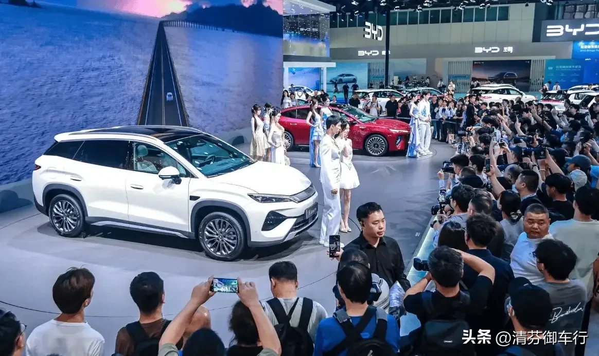 2026成都车展热门展台&amp;重点车型:

1. 比亚迪展台：独占9号整馆，大汉D级旗舰全球首秀，腾势、方程豹、仰望全矩阵参展。

2. 鸿蒙智行展台：享界G9硬派SUV、智界RX轿跑SUV亮相，全套华为智驾技术集中展示。

3. 小米汽车展台：澎程N70 Max、N90 Max七座增程SUV实车展出，
