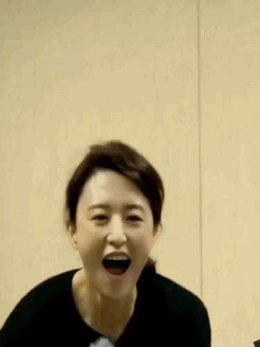 张蕾的穿搭算是央视职场风的标杆了。去年晚会那套米白色收腰西装，配同色高...