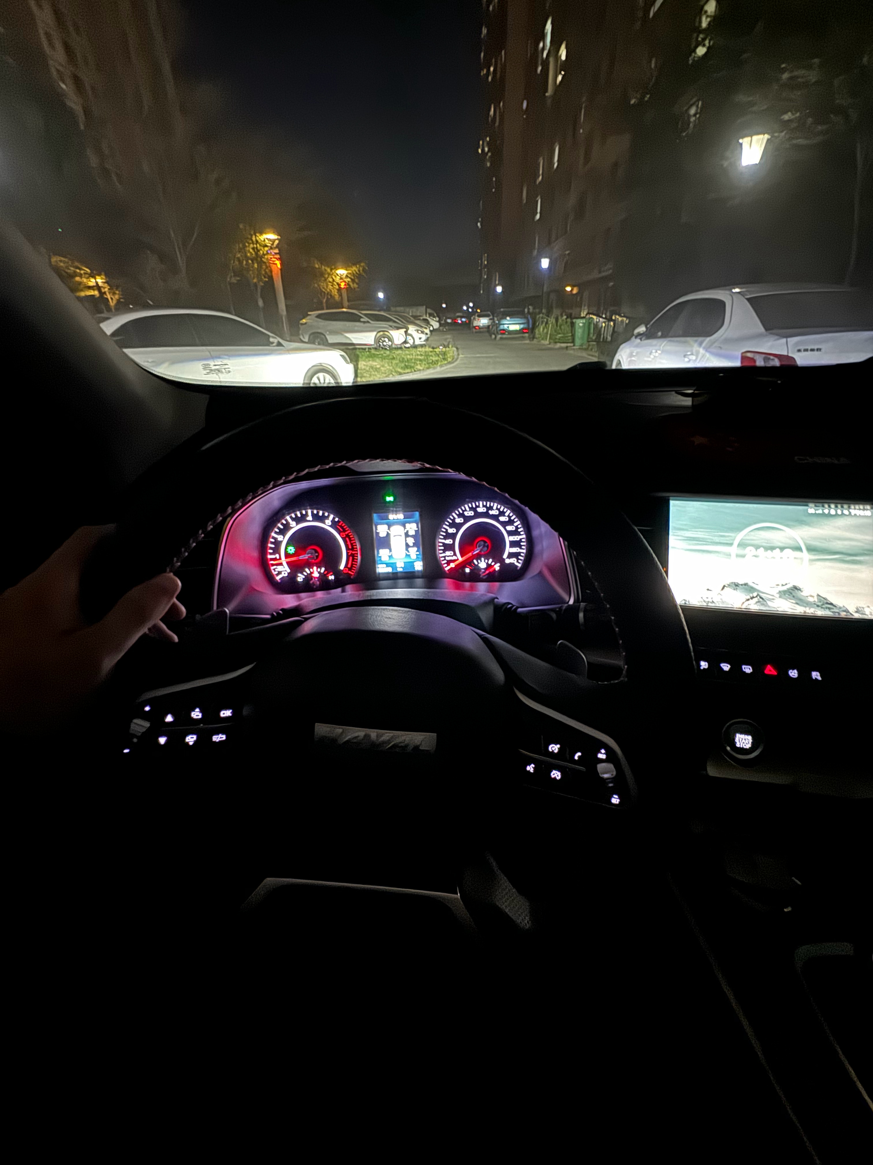 这一路，是我学会开车以来开的最艰难的一次。从我拿上你车钥匙那一刻起，所有记忆犹如走马灯般开始在我眼前映过

车就静静的停在车位里，我也知道你有宁可把车放生锈也不会让车沾上一点灰尘的习惯，哪怕你的身体有多么不舒服。所以和周围的车比起来，H6是如此的干净透亮，就像你体面的人生一般

还记得 ​