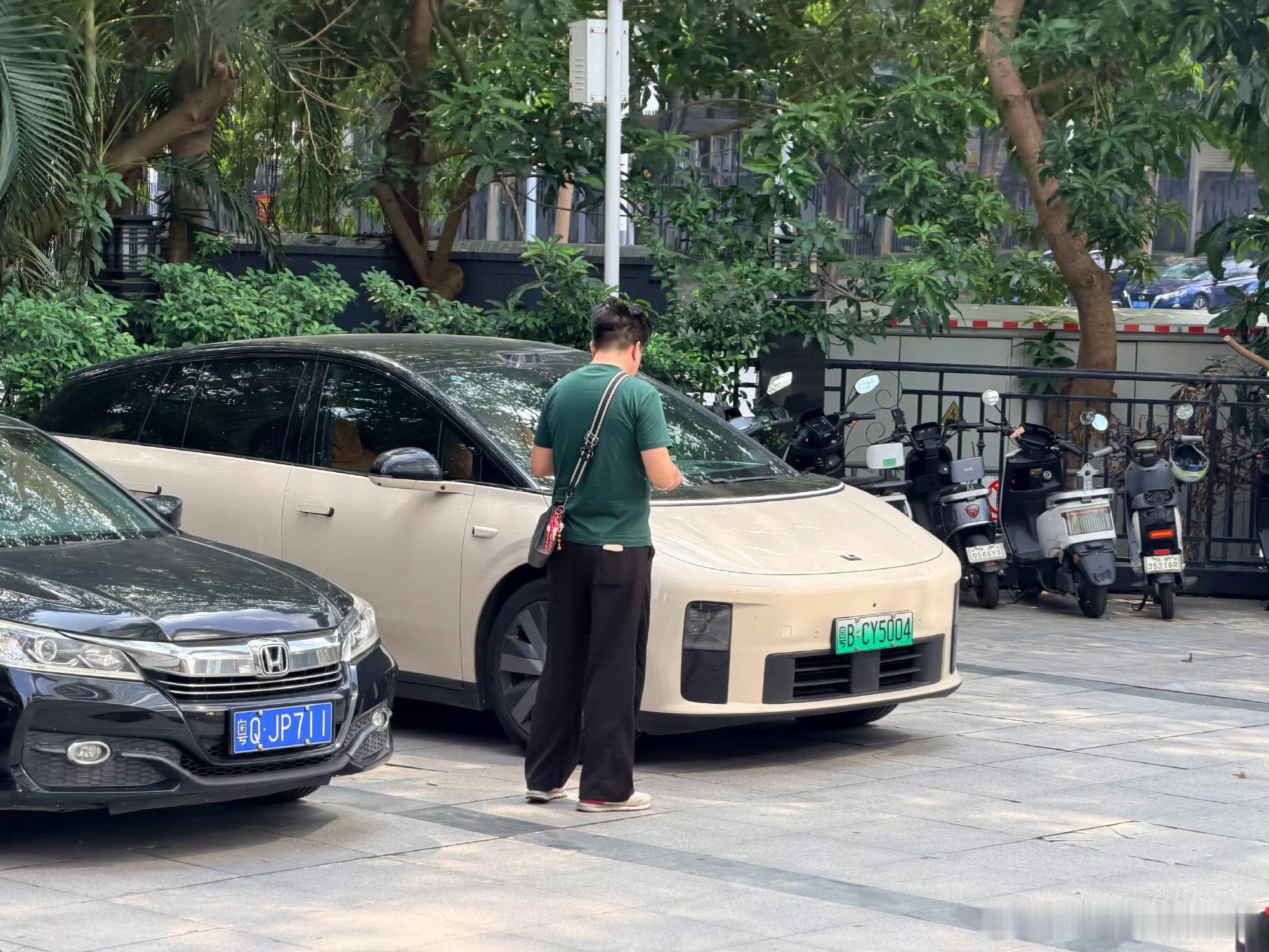 杰灵的理想i6开了一年还能卖22.5确实是挺保值，我搜了下他那台是四驱的落地27.88万！一年只折价5万来块，如果是车商收，再转一手到客户手上不得23.5-24附近了，那还不如买新车，保值能掰掰手腕的还有小米yu7，25.35指导价的，现在二手也能卖21-22万附近。[允悲][允悲][允悲]#理想汽车# ​