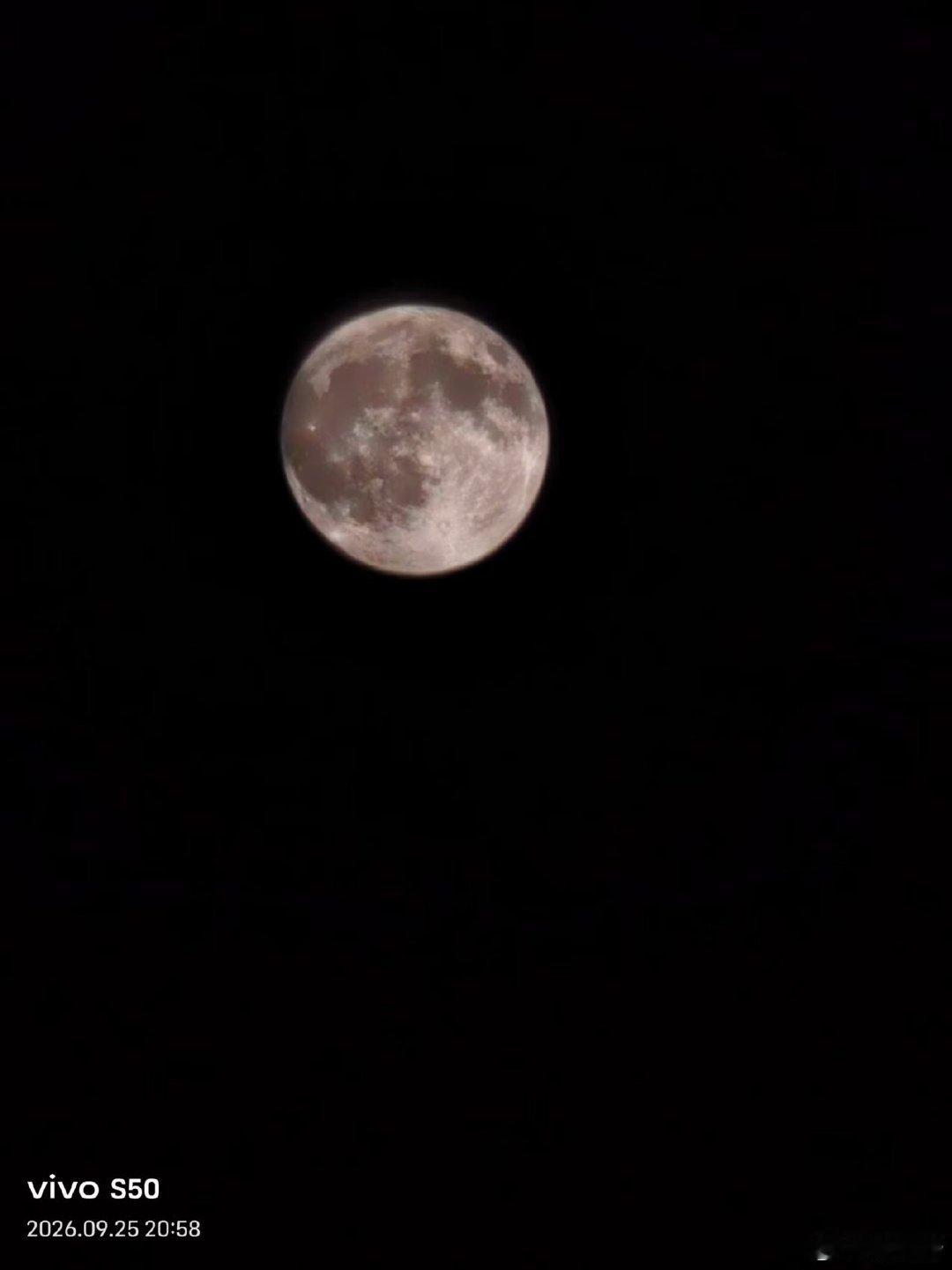 #张凌赫[超话]##张凌赫拍的一亿七千万像素的月亮# 🌙见不到没关系，至少我们见到的是同一轮月亮，嘿嘿嘿，看我拍的月亮​