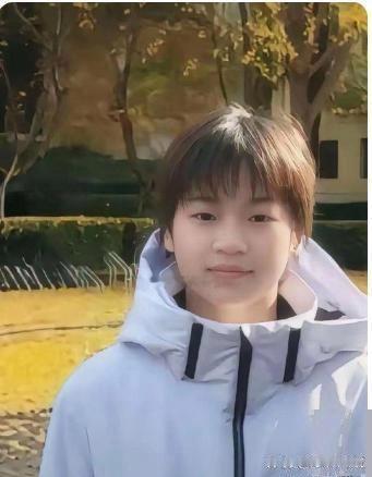 张家齐21岁退了，周继红也是21岁退，高敏22岁，伏明霞23岁，陈若琳24岁，郭晶晶和吴敏霞31岁才退役。全红婵18岁，陈芋汐20岁。中国这些传奇跳水运动员，跳台的基本20岁左右就退役了。全红婵要是想延长跳水生涯，或许能学前辈从跳台转跳板。谁懂啊，真希望全红婵再续辉煌! ​