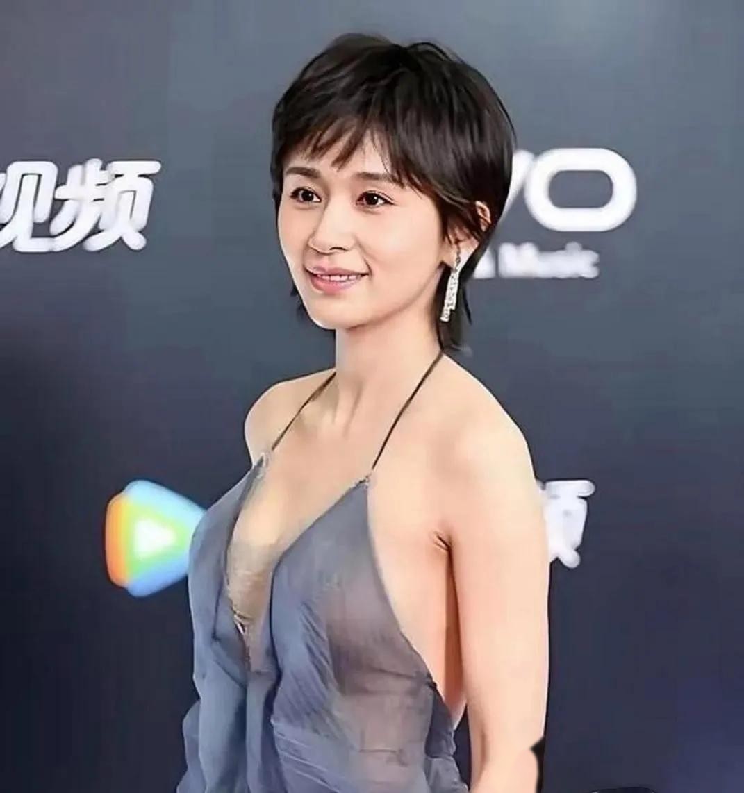 王子文这套红毯造型你打几分？
朦胧灰纱深V礼裙，短发简约干练，自带一股洒脱气质。
小个子穿出强大气场，比例真的绝了。
你觉得短发更适合她吗？
王子文穿搭 红毯
王子文这身灰纱裙真不是谁都能压住的，颜色暗一度就显脏，亮一度就廉价。她敢选说明团队对气质拿捏挺准。
短发在这套造型里起了大作用，换成大波