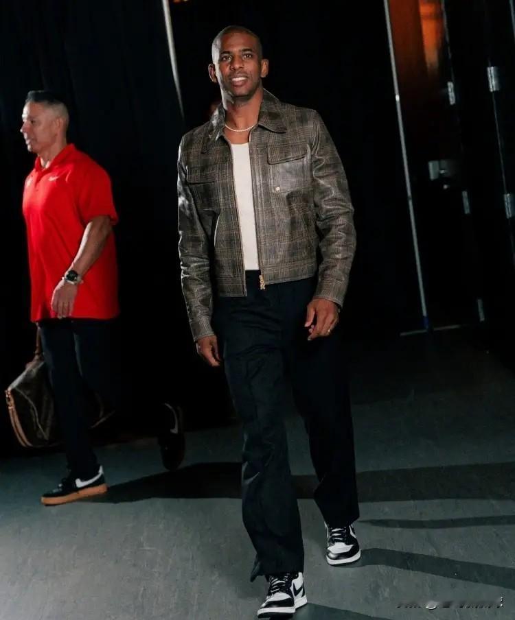 克里斯-保罗下赛季要去高中当助理教练。 一个名字常和总决赛、MVP讨论...