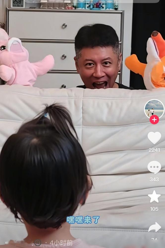 孙骁骁把二胎B超单和女儿正脸一块儿扔出来了，任重拿着老婆手写信当场哭崩。
8月20日结婚纪念日，任重官宣41岁孙骁骁怀二胎，配文1+1=4。三岁女儿嘻姐首次露脸，视频里任重读信读一半哽咽了。
孙骁骁信里那句话太狠：生第一胎是对生命的尊重，愿意再生一个，是对老公和婆家的肯定。
任重现在定居重庆，