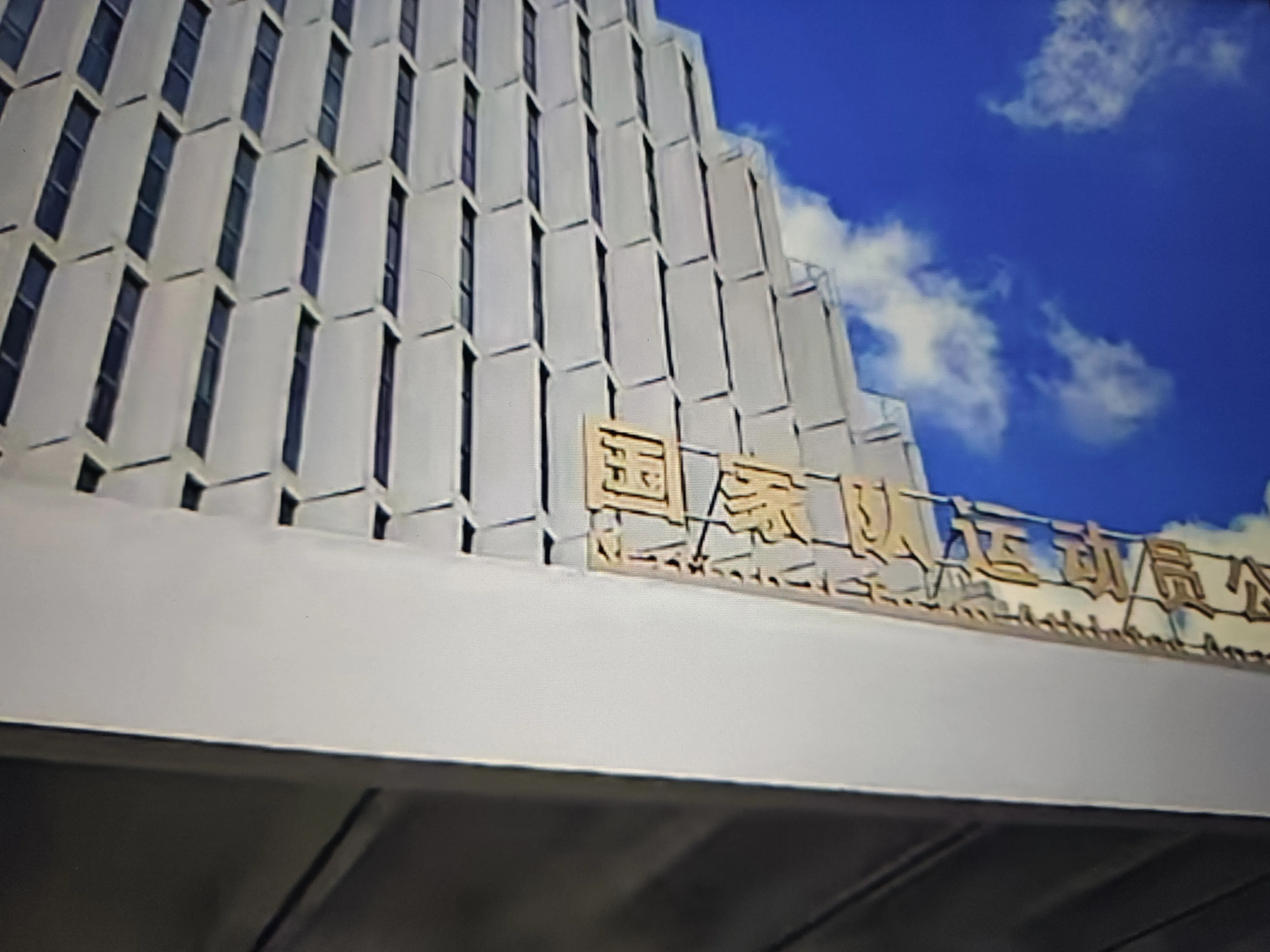 马龙又回队了，这次连王皓都出来接。
不是当教练，不是挂名顾问，就是回来当队员，练球，陪练，搬器材。记者问起来，他就一句：队里需要，我就回来。
伦敦那会儿他打团体，队里小将慌，他站边上说稳住，我在。十几年过去，还是这句。乒协副主席了，手上奖牌能铺一地，照样穿训练服进场馆。
 
拥有满身荣誉和头衔，却放