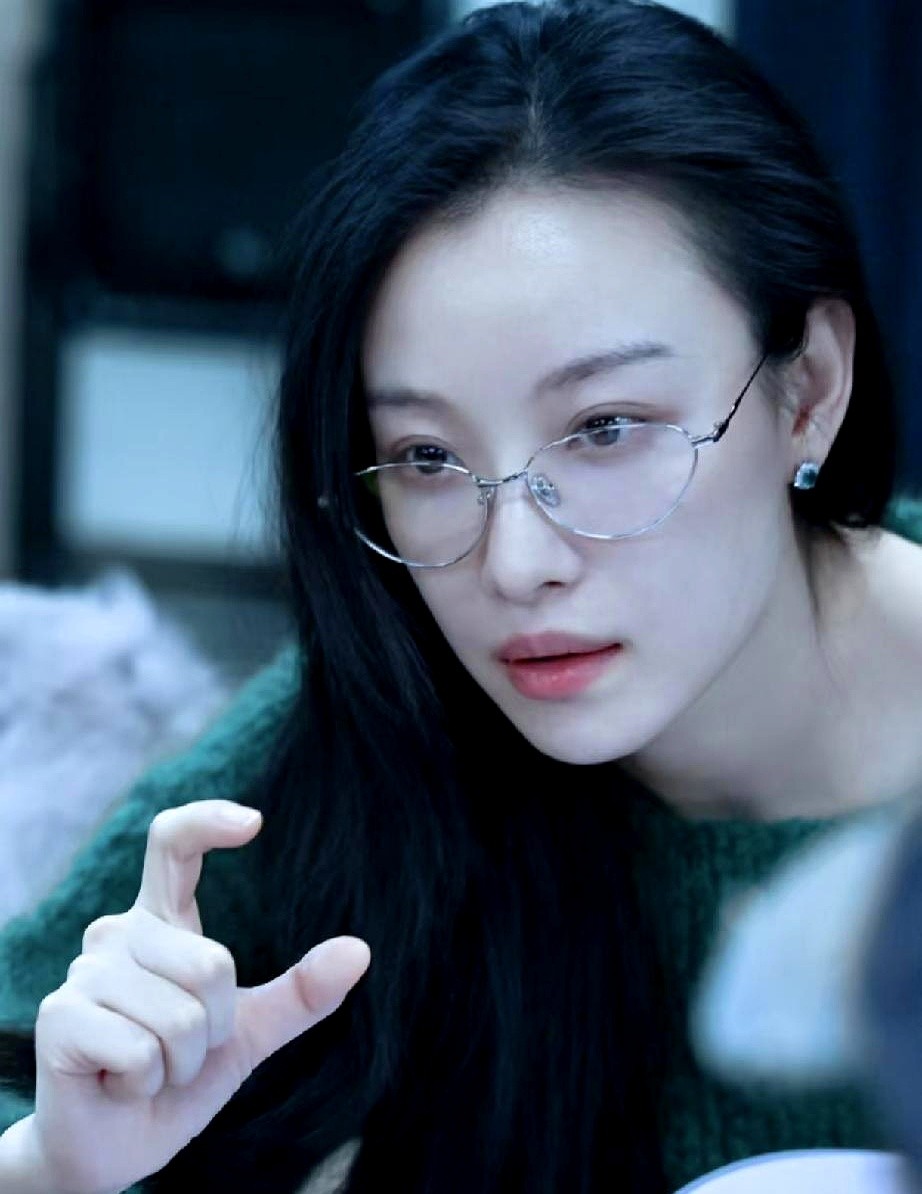 倪妮一句话，说出了多少“好哥们”女孩的心酸。

她在节目里被问为什么还单着，以为又要听什么“缘分未到”的客套话。结果她一摊手，说自己性格太好，跟谁都能处成兄弟，根本没机会搞暧昧。

她还拿陈坤举例子。有次试着温柔点说话，结果陈坤一脸奇怪地看着她，问她是不是不正常。这画面感，简直就是我本人。

都说性