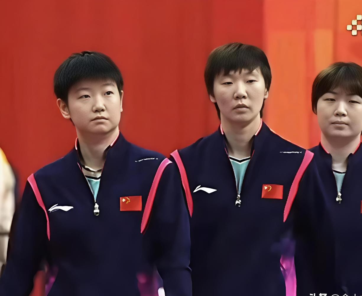 王曼昱和孙颖莎要是真在洛杉矶的女单决赛碰上，这块金牌八成要被王曼昱带走。
现在看整个巴黎周期到新周期的交替，女乒的大框架其实已经越来越明朗。
如果不出特大意外，下一届奥运会女团的底牌，基本就是王曼昱、孙颖莎带着蒯曼。
老将淡出是自然规律，年轻一代里蒯曼凭借左手优势和双打底子，上位速度明显在加快