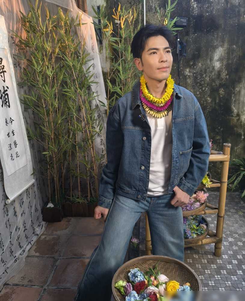 萧敬腾回福建了，不是开演唱会，是去簪花。
他跟林有慧出现在泉州，头上插满花，笑得挺放松。林有慧站在旁边，没怎么说话，就看着他。
萧敬腾祖籍泉港萧厝村，爷爷那辈去的台湾。2015年他跟着央视寻根，在曾祖父墓前哭到站不稳。他说过一句：父亲来自福建泉州，这是存于血液中的事实，不是一项选择。
有人夸他