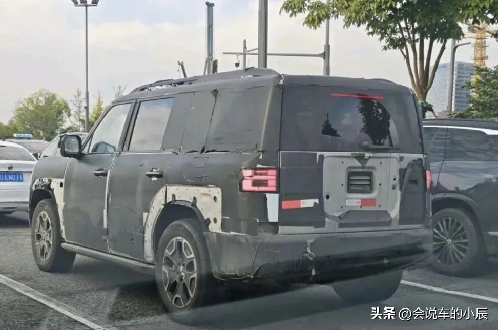 方程豹钛7加长版测试车曝光！第三排终于能坐人了？

近日，我们获取了一组方程豹钛7加长版测试车照片。新车肉眼可见“大了一圈”，D柱明显后移，第三排车窗面积显著加大，后排乘坐空间值得期待。外观其余部件基本延续现款，测试车虽拆除了大部分包围件，但车尾凹槽痕迹透露——标志性外挂备胎依然保留，方盒子排面不减