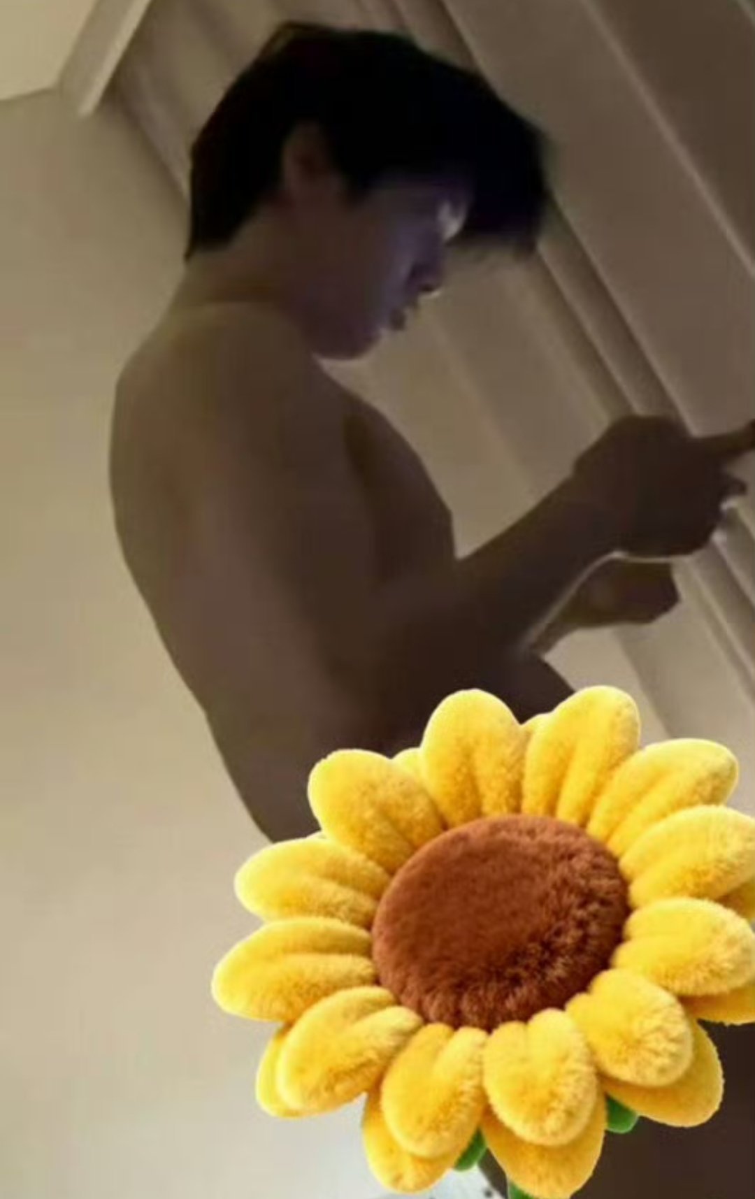 #崔秀彬 照片# 看到这样的照片，不禁心生质疑，究竟是怎样被泄露、传到网络扩散的？私照外流侵害他人隐私，传播者需要承担法律责任，受害者应当及时报警维权。 ​