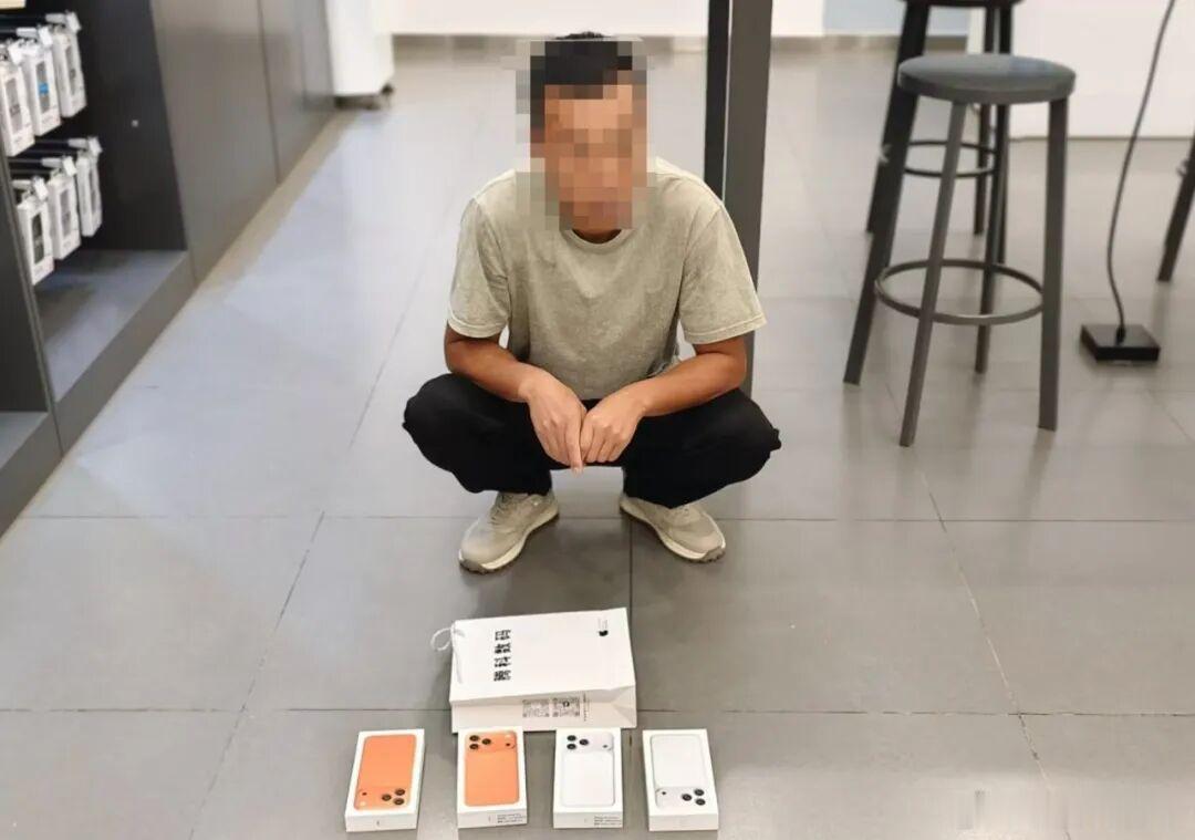 #网络文明陇风清##甘肃身边事##兰州身边事# 拆了包装盒邮寄新手机就能返利？民警：信了他，你就亏大了！

“将新手机包装盒拆掉
只邮寄手机
收到就算验资成功
立即给你返还本息”
近日
庆阳市环县一群众李先生
听信所谓“理财导师”的蛊惑
购买4部手机即将寄出
危急时刻
环县公安局民警迅速上门拦截
成 ​
