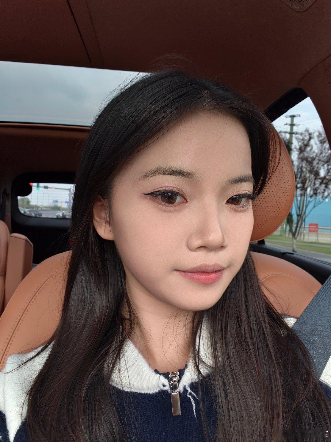 小助理周末出游的搭子是腾势N8L
别看是台大车，女生开起来也很顺手。
易三方加持，掉头停车都灵活；天神之眼长途开车更省心。#腾势n8l##我和汽车的日常# ​