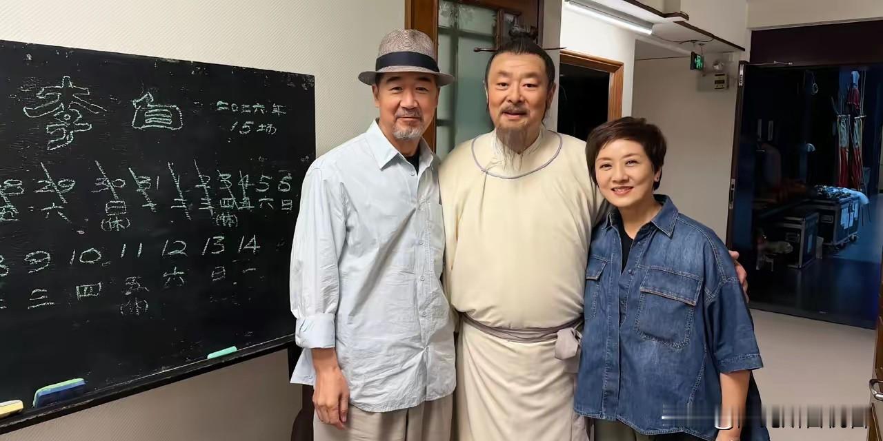 张国立，激动发文！
9月6日，深夜，71岁的演员张国立，罕见激动发文，并晒出了几张合影，当看清照片上的人，网友也忍不住感慨：“喜欢的老戏骨们同框，太难得了！”

原来张国立夫妻俩，这两天抽空去看了濮存昕和冯远征主演的话剧。他在社交平台上写道：“连看北京人艺两部戏，两位老友在台上，一个仙儿一个颠儿的享