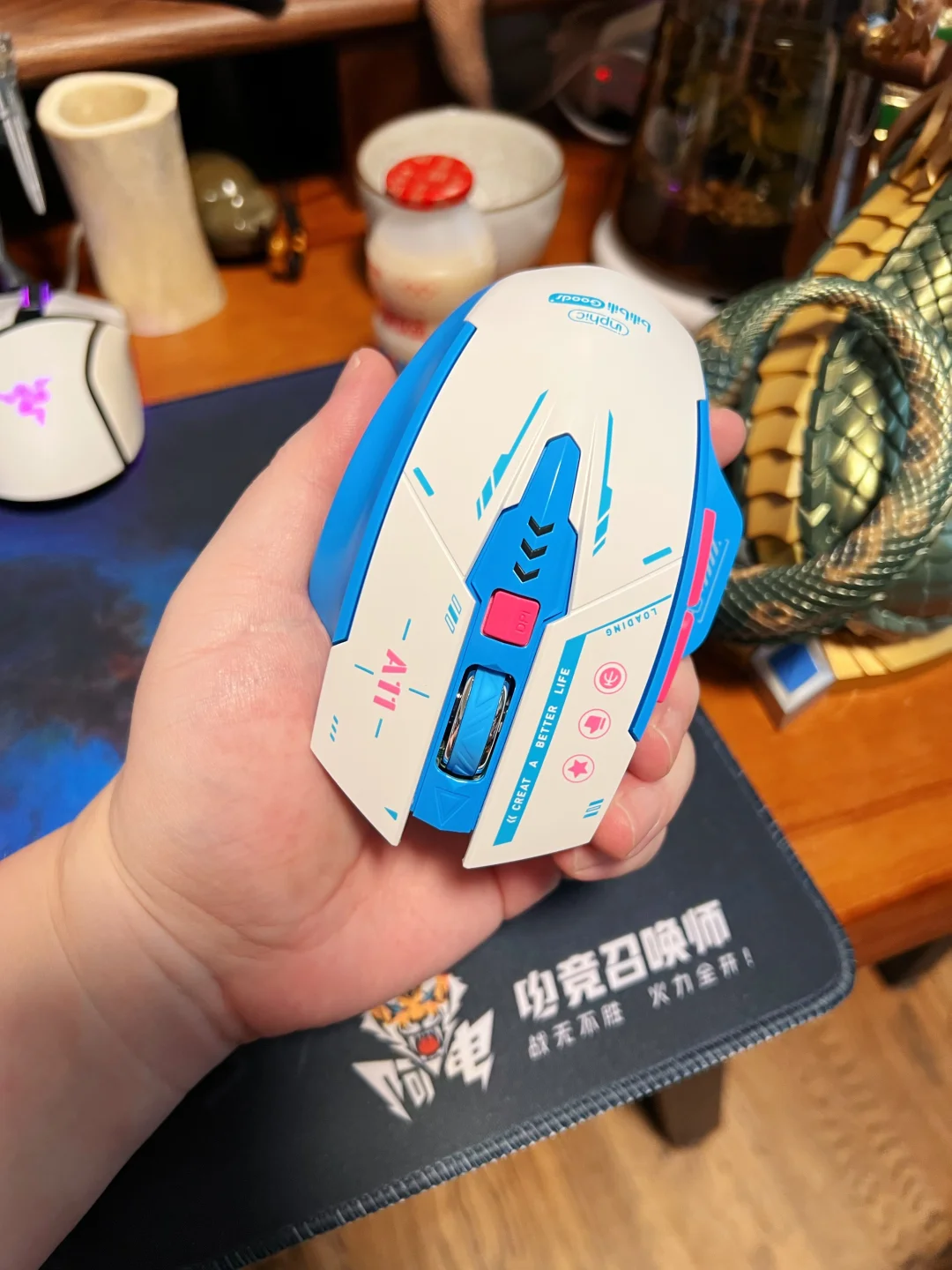 这鼠标颜值可以，像个手办，质感和性能方面不评价，啥价格啥品质，这个是不变的。其他