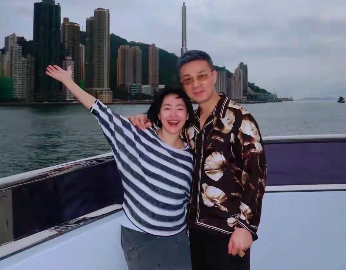 中秋节，小S一家伦敦被偶遇，网友：许雅钧很面善，Lily气质出众。 ​