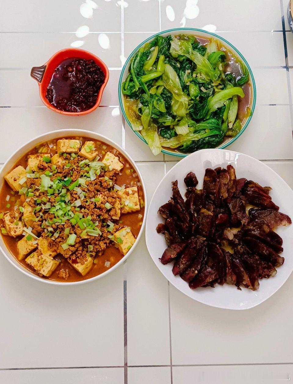 吃完了吃完了~
吃的很满足了~
两个娃都很爱这几个菜~
做饭的人就喜欢看大口吃饭啊~
麻婆豆腐太下饭了，我让妹妹给我少挖一点米饭了，不然又吃撑了…
朋友给的这个腊肉应该是自己做的，九瘦一肥吧，也很受欢迎，剩了两三片~
现在让去睡午觉了~
#每天摸鱼打卡[超话]##杨幂打卡大兴安岭#还没有去过这里， ​