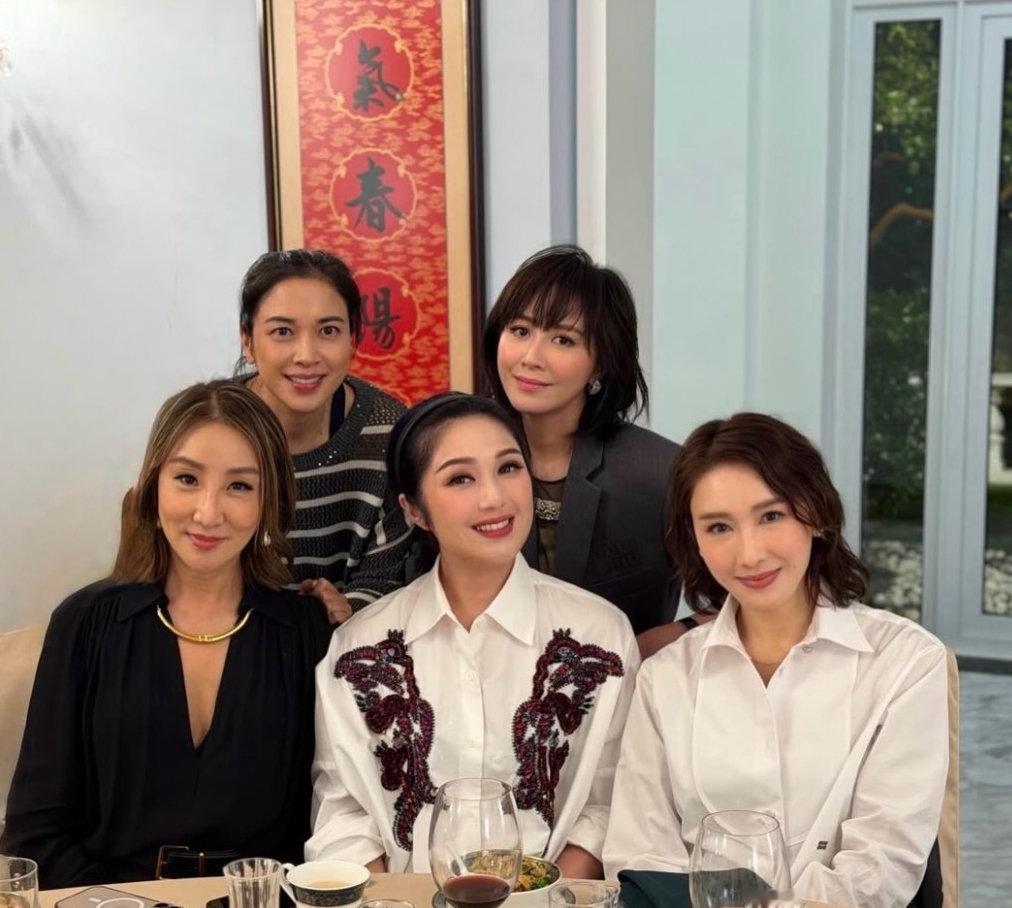 “九龙巴士”后人雷兆光太太雷林静怡近日相约好友聚会，座上客包括刘嘉玲、黎姿及杨千嬅等女星名媛，众人在能饱览维港夜景的半山豪宅共聚晚餐。#我在微博聊电影# ​