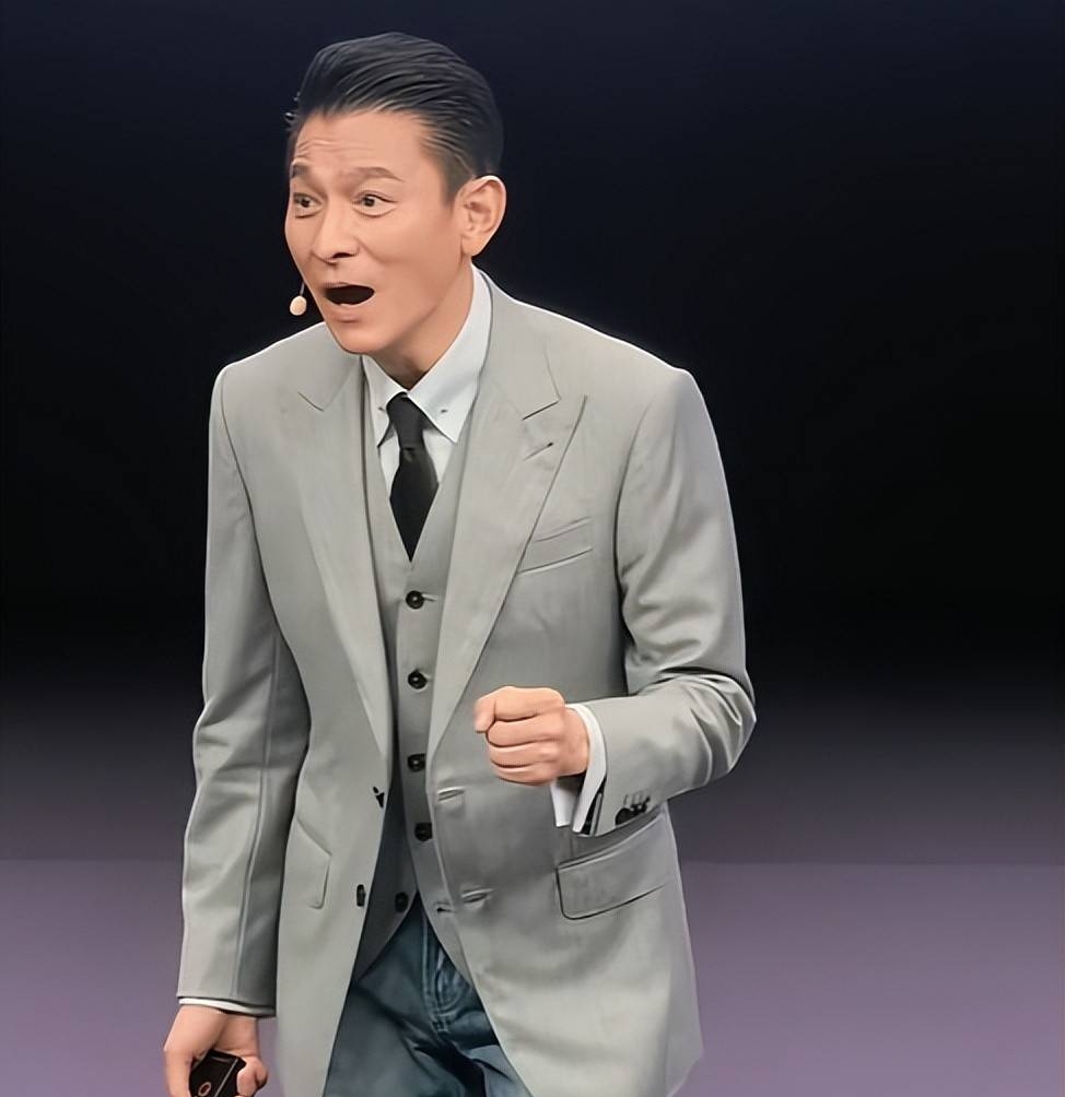 岁月确实不会偏袒任何人，65岁的刘德华，高清无滤镜镜头下，皱纹、鬓角白发全都显露出来，褪去偶像滤镜，看着确实和普通年长长辈很接近。
 
但和大多数同龄人比，他已经是很厉害的状态了：腰背依旧挺直，身形清瘦，谈吐从容，现场还能脱稿演讲、无伴奏清唱。
他自己也很坦然，公开坦言体能下降，记台词不如年轻时，也