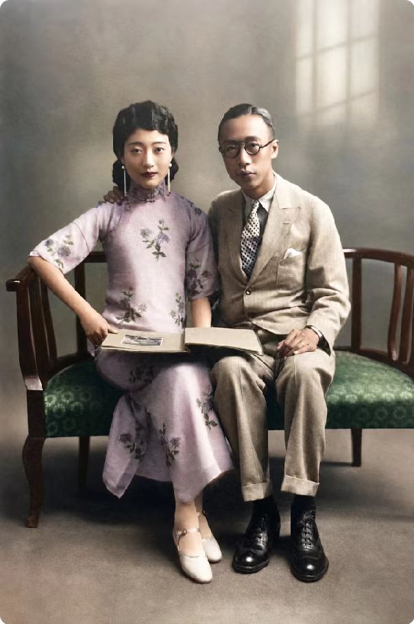 溥仪为什么不碰婉容？大婚夜那一眼，毁了他一辈子



溥仪弥留之际曾提及，自己一辈子都没有接近过婉容，绝非出于厌弃，大婚当夜的那一眼彻底毁掉了他。1922年，年纪刚满16岁的溥仪亲手掀开了婉容头上的红盖头。正值青春的婉容容貌秀丽，对婚姻生活满心期许，眼神里没有半点嫌弃，只剩满满的憧憬。但溥仪身患生理