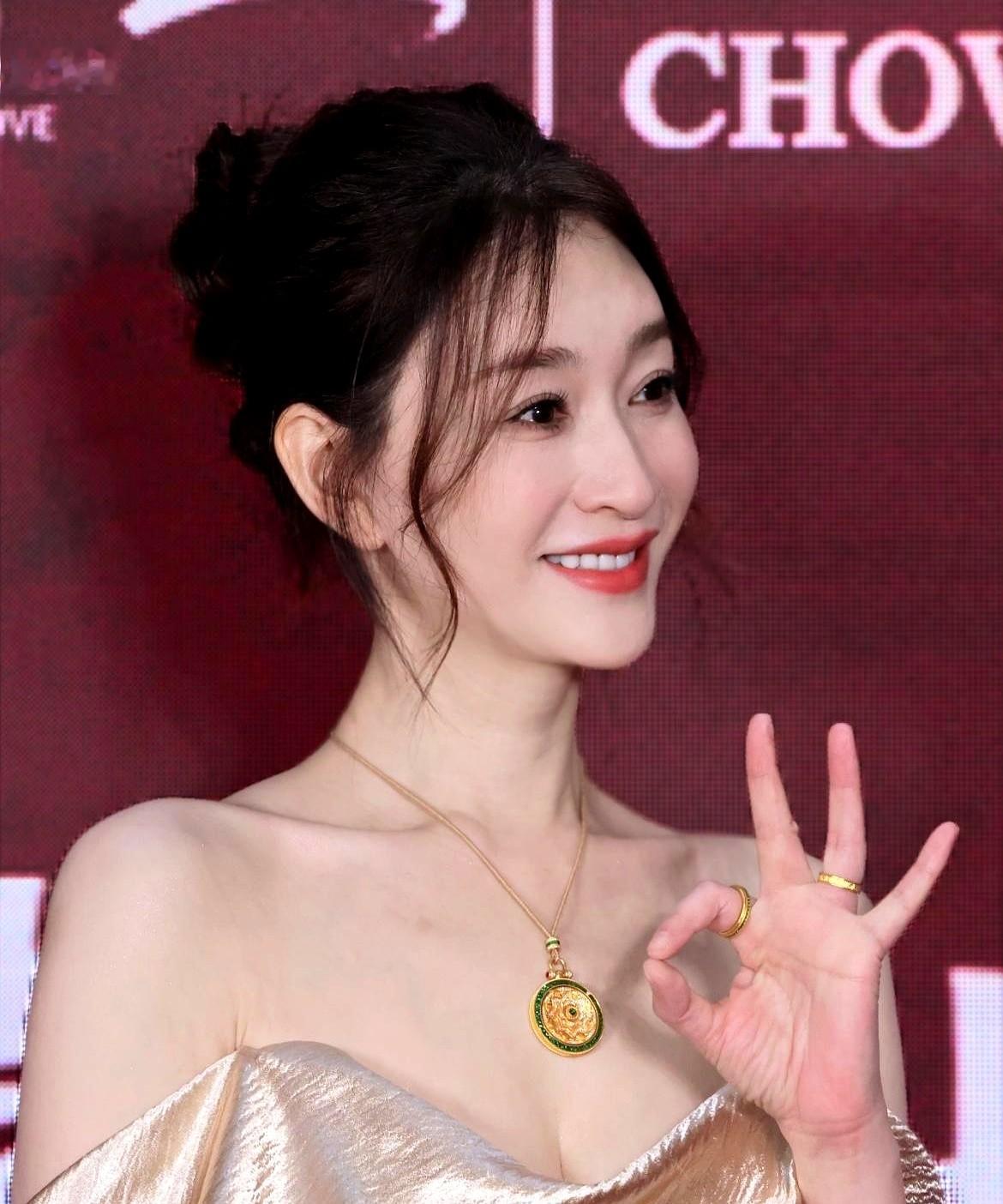 李小冉在综艺里随口一句“你们还有戏拍”，直接把赵今麦当场干愣住了。

外行看明星光鲜，内行人冷暖自知。现在AI漫剧火了，看真人剧的观众变少，剧本大减。50岁的李小冉靠“浪姐”火了一把，后面却面临没新作品播出的尴尬，适合她的剧本真的不多。

现在谁有稳定戏约，在圈里就足够让人眼红。

短短一句玩笑，没