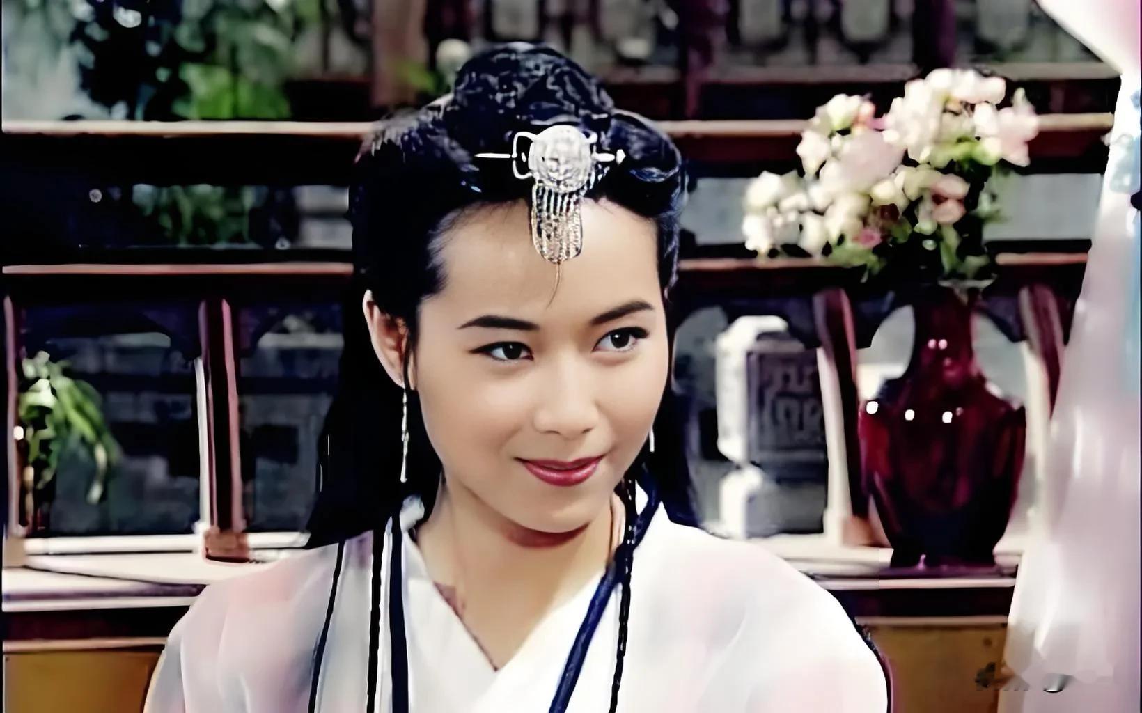 其实“叶童”的女装造型还是很美的，只是看惯了她反串的“许仙”，一时间适应不过来，我认为她演的“赵敏”很美！