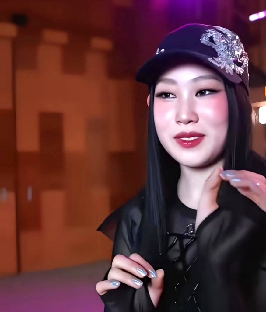 小沈阳花重金把女儿沈佳润往娱乐圈里塞，可这体格子和长相，压根就不是吃这碗饭的胚子。
 

顶着一张大脸盘子硬要往镜头前挤，非但没有星光，反而越来越膨胀。
 

观众的眼睛是雪亮的，长相不过关硬捧，大概率只会沦为笑柄。
 

娱乐圈不是慈善机构，光靠爹妈砸钱铺路，终究走不长远。