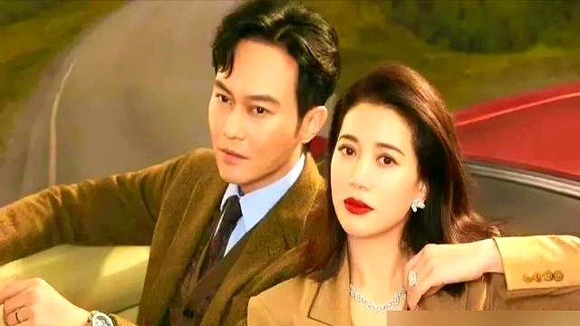 张智霖给阿Sa介绍对象，同一个男人，他硬是连着介绍了十年。

袁咏仪在旁边直说他轴起来要命。这俩人过日子挺有意思，脾气爆的碰上佛系的。平时互怼起来，连升官发财死老婆都能当段子讲。但只要一吵架，永远是张智霖先低头。袁咏仪去买包，他就老老实实站在旁边刷卡。

不过袁咏仪也定了个规矩：打电话有压力就别打，
