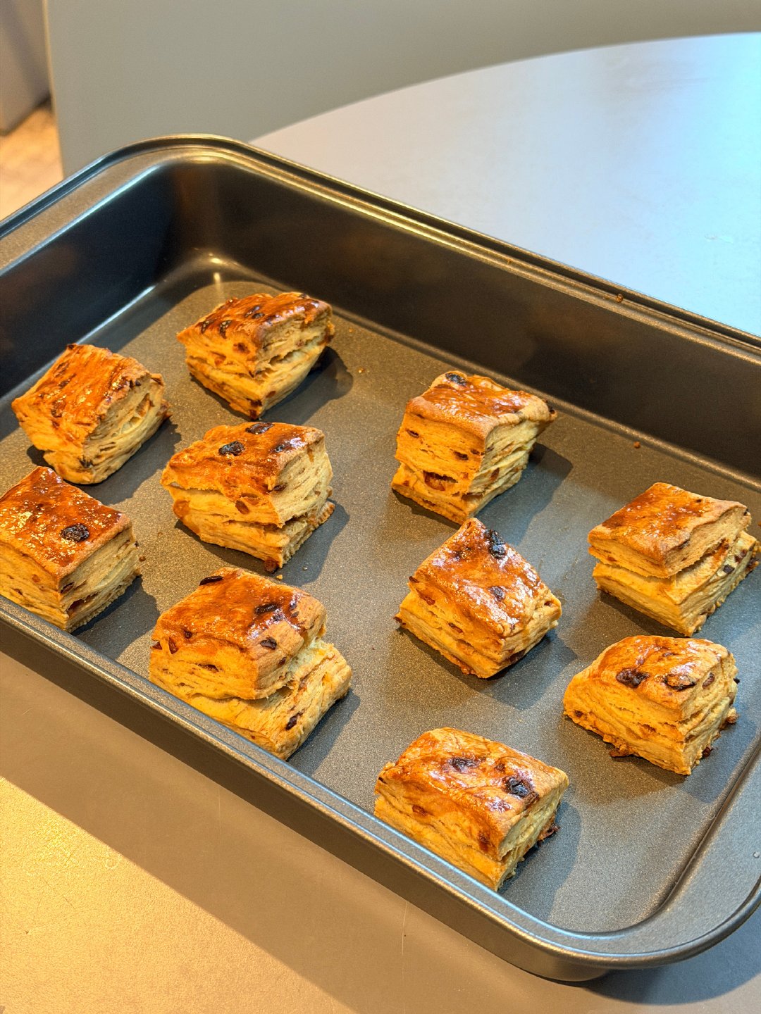 我到底是来这里干什么的。
餐前甜点，苹果司康，正餐，青椒炒鸡腿菇and鸡腿肉。什么GPA什么上学什么考试不知道，事已至此先吃饭 ​