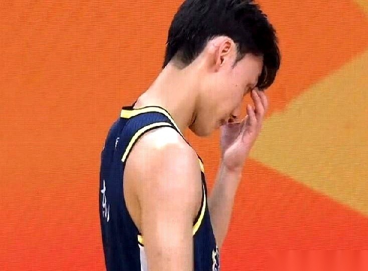 比赛结束，徐昕对着镜头，一字一句地评价对面的徐杰：“我们努力去限制他...