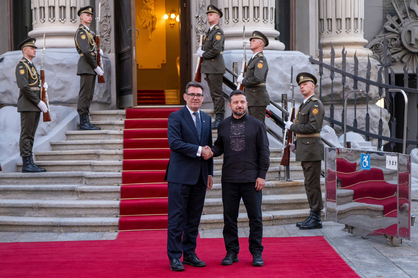 英国新任首相首次出国访问，选择了乌克兰，并向乌克兰分享导弹技术

俄罗斯：英国站在乌克兰一边参与战争，有计划地为冲突火上浇油 ​​​​