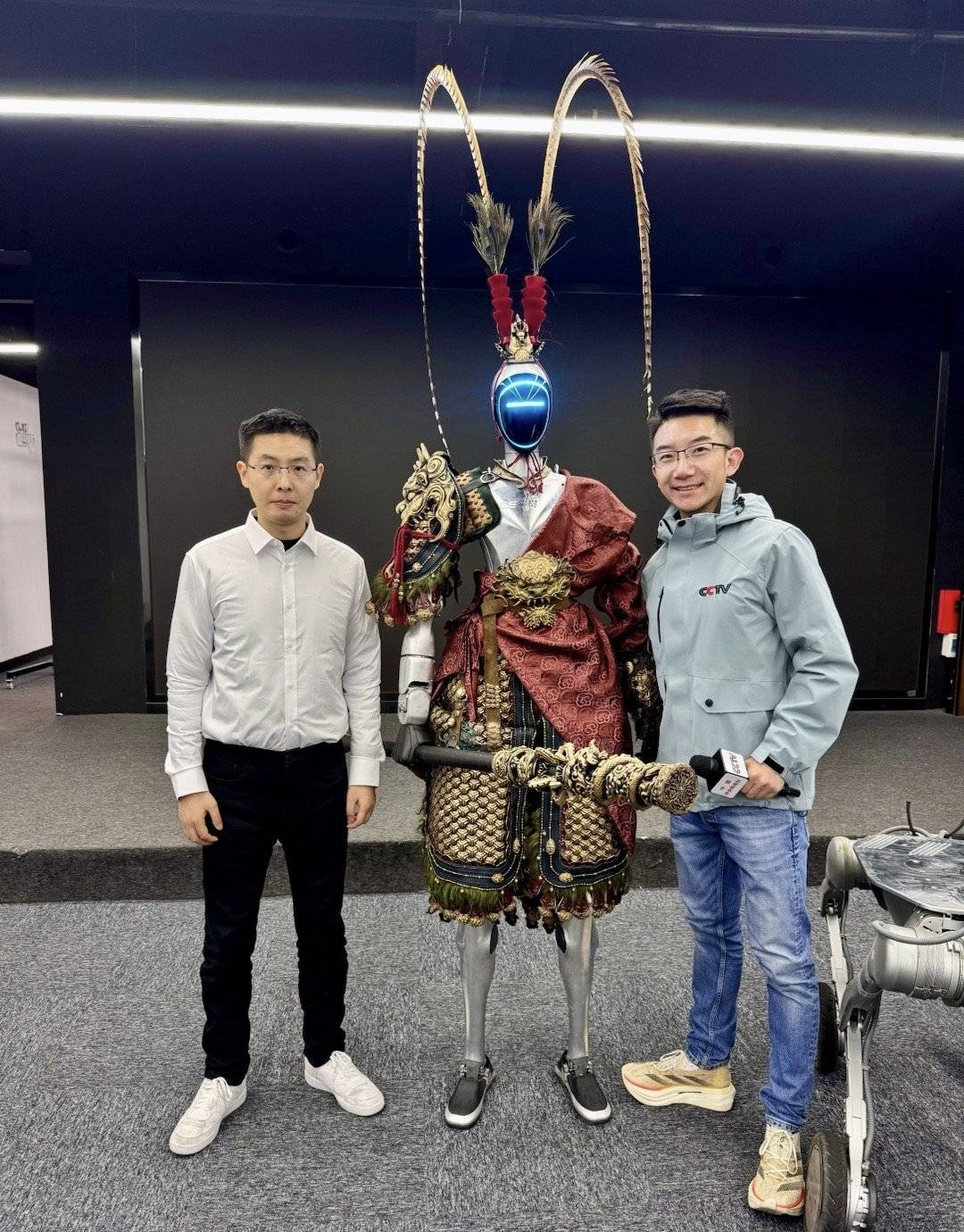 宇树科技就像白骨精，A股就像孙悟空，孙悟空三棍子打倒了白骨精，而宇树科技现在的下场真的差不多，跌超过55%，跌破五百块，总市值跌破两千亿，这是啥意思？直接被三棍子打回原形了！

如果说宇树科技之前的市值看起来像一个新型高科技产业，那么它现在的市场表现则像一家遥控玩具公司，市场没有人看好它，整个盘面一