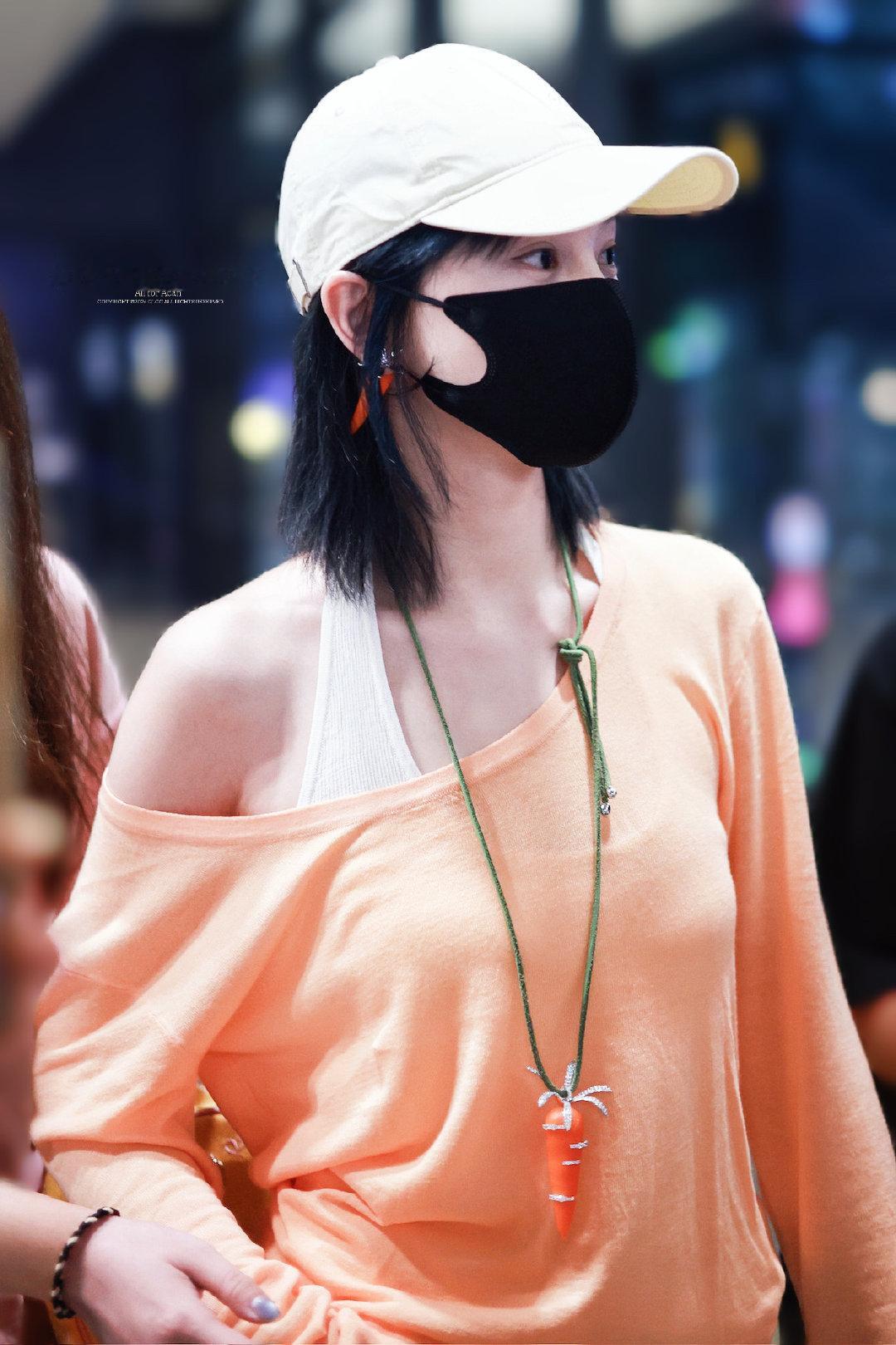 #黄灿灿[超话]#  

人 不要抢兔兔的胡萝卜🥕

​