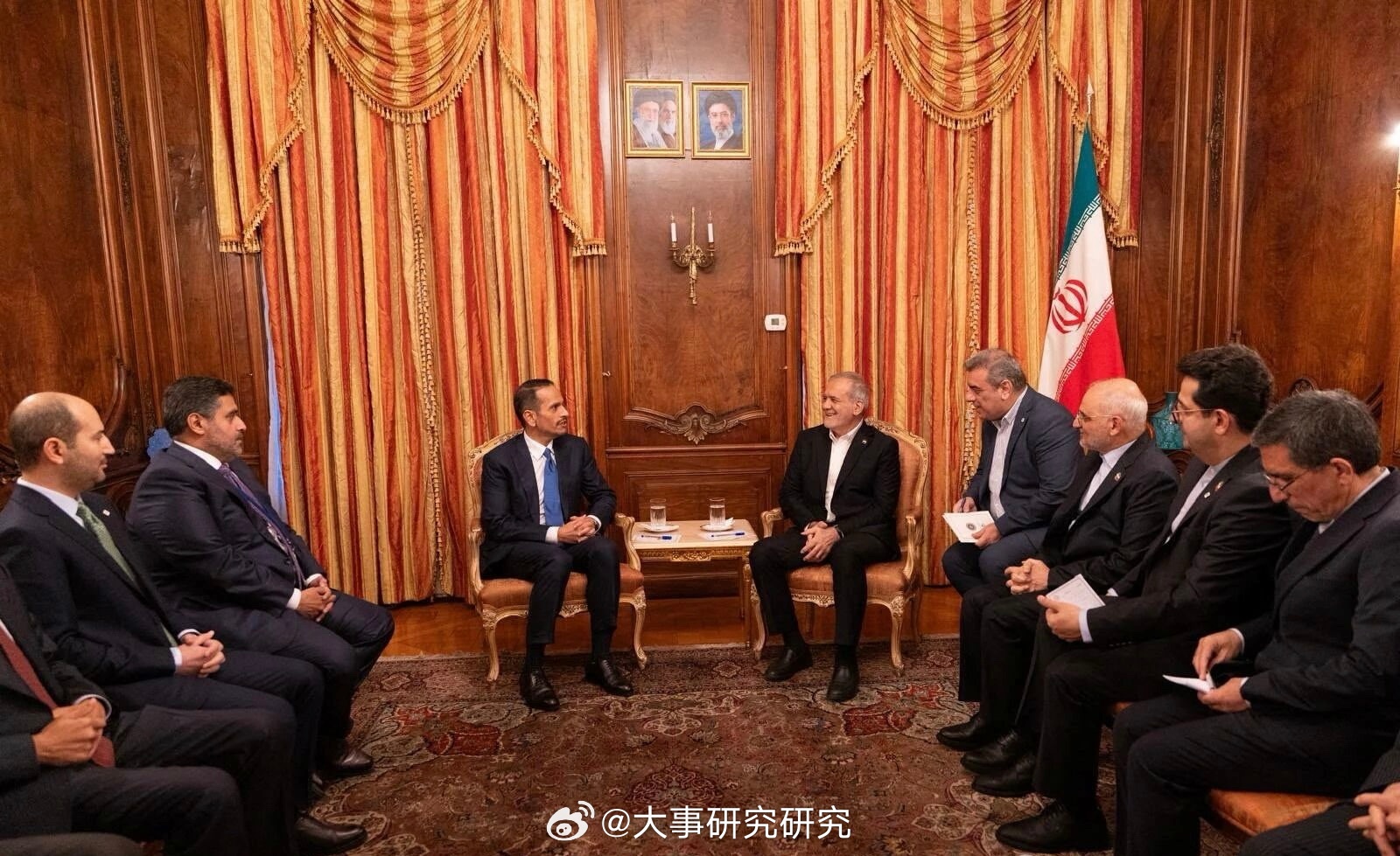 #卡塔尔穿梭斡旋推动美伊和平协议# 
最近卡塔尔主动站出来，在美伊两国之间当“传声筒”，希望帮双方找到共同点、缓和已经持续八个月的紧张局面。不过这件事出现了非常有意思的反差：有媒体爆料特朗普愿意用放宽制裁、解冻资金，换伊朗在核问题上让步，但特朗普马上公开否认，还同时加码了新的对伊制裁 ​
