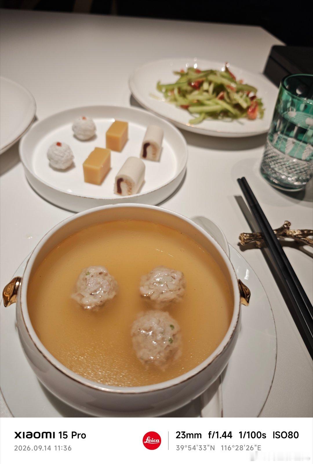 中午来skp5楼的大董吃午饭，在美团上买了一份商务午餐，里面有：北京小吃、清蒸鱼、川味鮰鱼肚、半只烤鸭、山东丸子汤、樱花虾拌芹菜、清炒豌豆尖。菜太多了，一个人吃不完，要打包了😊  ​