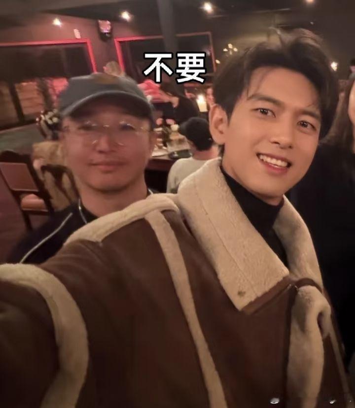 #李现[超话]##李现回复任敏和自己合照##李现晒他拍的新西兰# 帅的可爱 太会摇了[苦涩] ​