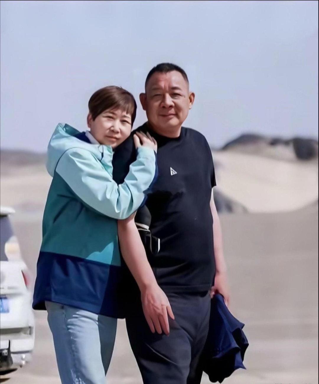 胖东来老总于东来，晒出一家四口婚礼合影，这耳朵长得真有福气 ​