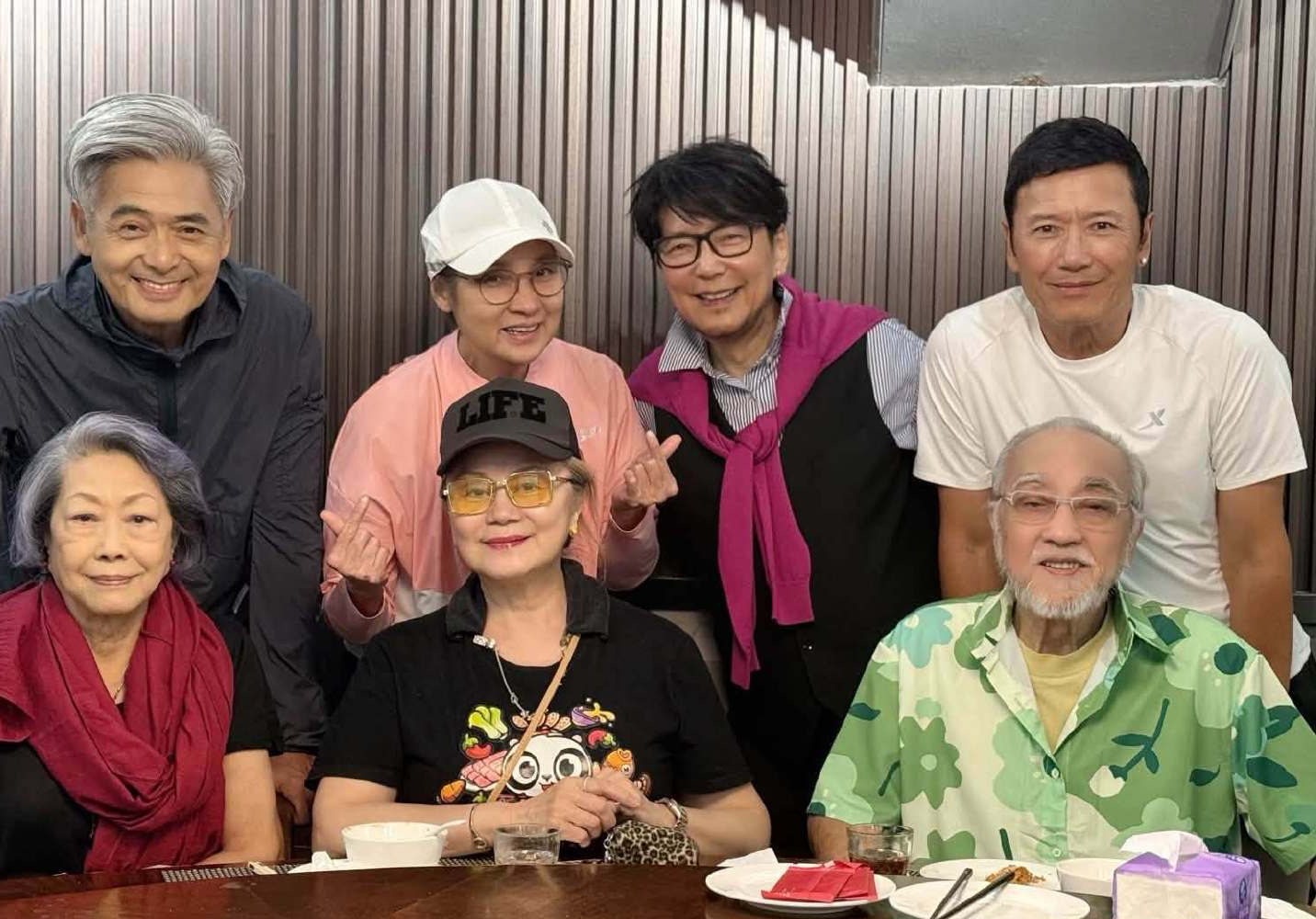 周润发、苗侨伟戚美珍夫妇和多位香港影视圈资深老艺人相聚聚餐，大家围坐在餐桌旁，状态轻松融洽，满是老友相聚的温馨氛围。
周润发头发大面积花白，面带笑容，神态亲和，是大众熟知的香港知名影星周润发，2026年他已71岁，状态依旧精神矍铄。
褪去荧幕光环的几人，穿着休闲便装围在餐桌旁，状态舒展又亲切，满是历