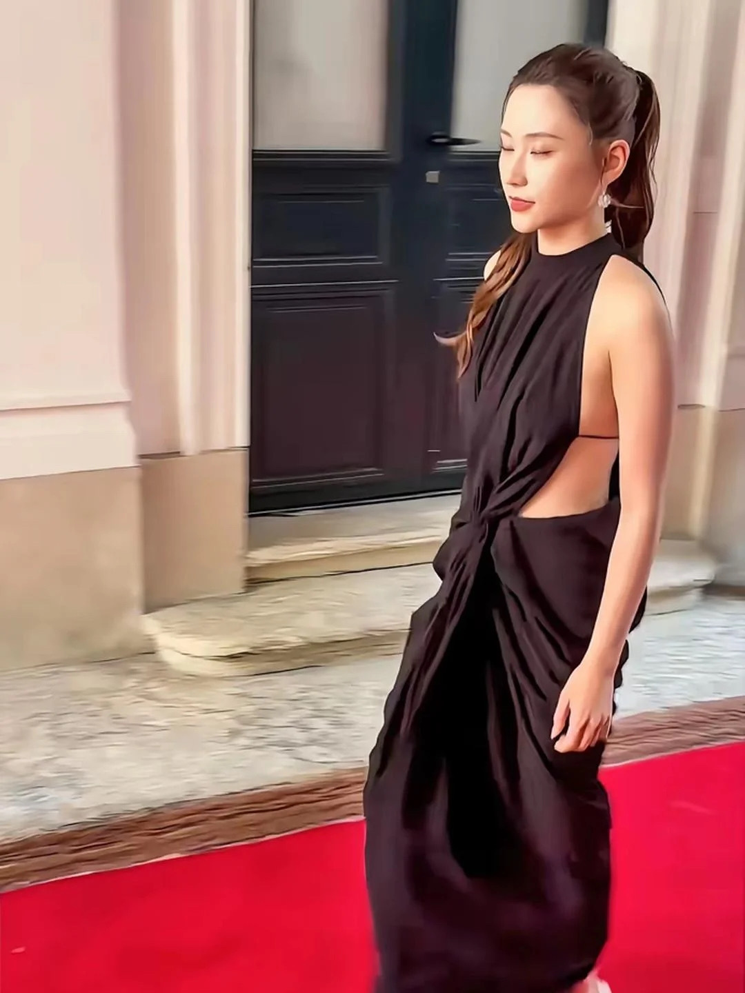 何超莲穿着那条黑裙子走出来，全网都在替她捏把汗，说走光、说显矮、说看不懂。可她就那么走完了全程，没换衣服，没遮遮掩掩。生图怼脸，35岁，脸没垮，腰没塌。旁边站着娜然，另一头是品牌创意总监，合影站位比裙子还抢眼。评论区吵翻天，有人盯着她小腹猜怀孕，有人翻出上一套浅黄短裙说那套更灾难。 ​