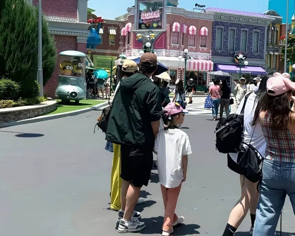 43岁的唐嫣和罗晋，带着6岁的女儿小小糖在新加坡环球影城，少女感满满的妈妈、温柔注视女儿的爸爸，和蹦蹦跳跳的小长腿公主，幸福很简单，就是牵着彼此的手，去看全世界的风景。 ​