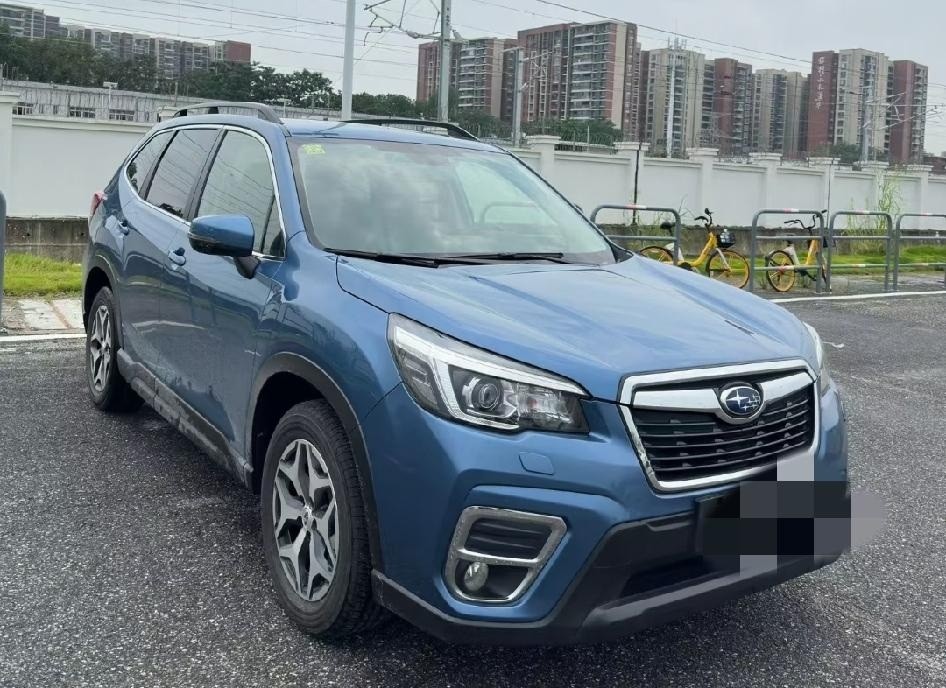 我连襟要换新车，手里那台蓝色的斯巴鲁森林人打算出手，2019年买的、跑了十四万公里，他知道我爱钓鱼跑山路，说便宜些匀给我，比卖给车商强，还让我先开两天试试。我坐进去试了一圈，四驱跑烂路确实有劲，心里挺痒痒，可玩车这么多年我门儿清，这牌子车冷门、满大街没几家会修，配件还得等，后期保养修起来专咬人，再说