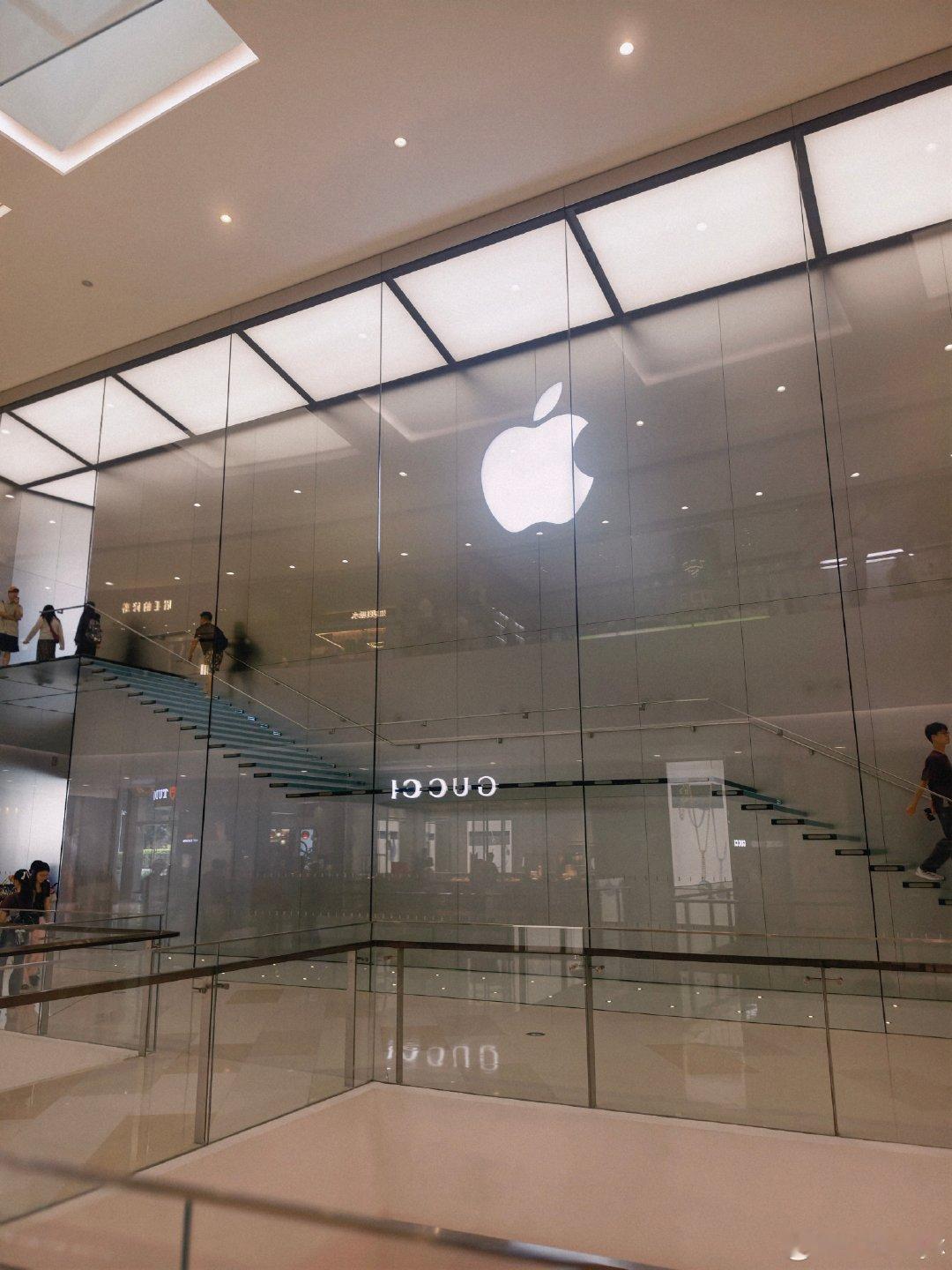 #iPhone18Pro卖不动了#

特地去看了一下人还是多的

手感和质感来说，我觉得确实还挺不错的

但是我觉得跟17 Pro没有什么差别

大家的购买置换的欲望真的不高 ​