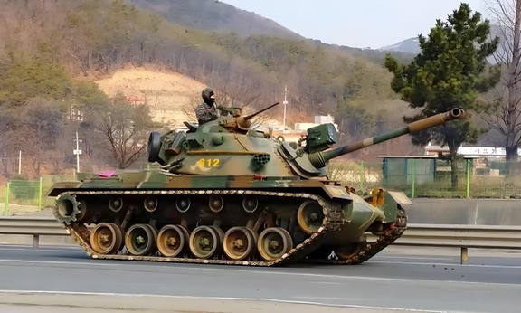M48“巴顿”中型坦克
M48巴顿是美国50年代主力中型坦克，巴顿系列第三代，用来替代M47，总生产11703辆，是冷战北约大规模列装装备，后被M60取代，大量外销国家持续改装服役 。
基础参数（M48A3）
- 战斗全重：49.6吨
- 乘员：4人（取消车体航向机枪，4人车组）
- 尺寸：车长6.9m，宽3.63m，高3.28m
- 动力：大陆AVDS‑1790风冷V12柴油发动机，750马力；最大速度48km/h，续航460km
- 悬挂：扭杆悬挂
防护
车体、炮塔整体铸造，流线型弧形外形，强化跳弹能力
- 炮塔正面最大178mm，炮盾114mm
- 车体首上110mm/60°倾斜，侧面25‑76mm
武器系统
1. 早期（M48/A1/A2）：M41型90mm线膛炮，备弹62发
2. M48A5改装版：升级M68 105mm线膛炮（和M60同款）备弹54发
- 副武器：同轴7.62mm机枪；车长舱盖12.7mm高射机枪
- 火控：体视测距仪+机电弹道计算机，炮塔液压驱动，支持...