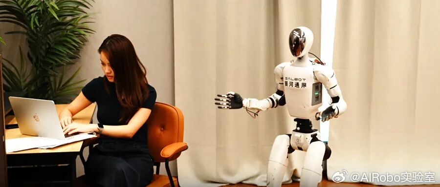 #人形机器人﻿ ﻿##具身智能##RoboGesture##机器人[超话]##人工智能[超话]##人工智能机器人# 人形机器人想要真正像人一样社交，光会说话远远不够，自然同步的手势肢体表达，一直是行业很难啃下的硬骨头。
 
近日，银河通用联合清华、北大、北理工、哈工大、上海期智研究院，正式发布RoboGesture手势交 ​