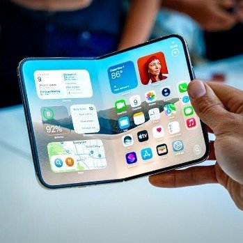 折叠iPhone翻车！反向一掰直接闪屏，保外维修费预估高达8000元
 
苹果首款折叠屏iPhone Duo还没正式开售，就因为一次实测事故登上热搜。影视飓风创始人Tim在体验现场反向掰动手机，直接造成外屏闪屏，让大家看清了这款折叠机的耐用短板，还有天价维修成本。
 
不少数码维修店给出预估，这款手