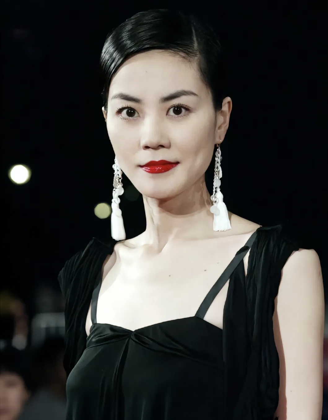 全网破防！那英演唱会当众告白王菲：30年神仙友谊，比爱情更治愈
 
娱乐圈最不缺塑料情谊，却唯独那英和王菲的友情，火了整整三十年，年年封神、次次破防。
 
8月22日，那英北京巡回演唱会圆满落幕，这场晚会堪称半个娱乐圈齐聚。肖战、龚俊、李沁、黄渤、秦岚、宋丹丹等数十位顶流大咖、资深前辈悉数到场助阵，
