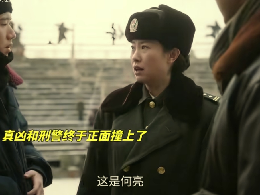 悬疑剧《余红旧事》王天辰饰演的办案刑警何亮要借住在刘娟家，本案的真凶刘阳当场就慌了！
 
同样是刑警的刘娟（王佳佳饰演）正给营锦来出差办案的何亮介绍：“我弟弟刘阳。”
 
何亮笑着说：“来这儿出差，在你那屋住两天。”

刘阳（张哲华饰演）嘴上应着：“这家伙，这可热闹了，这一屋里挤四个人。”表面上虽然